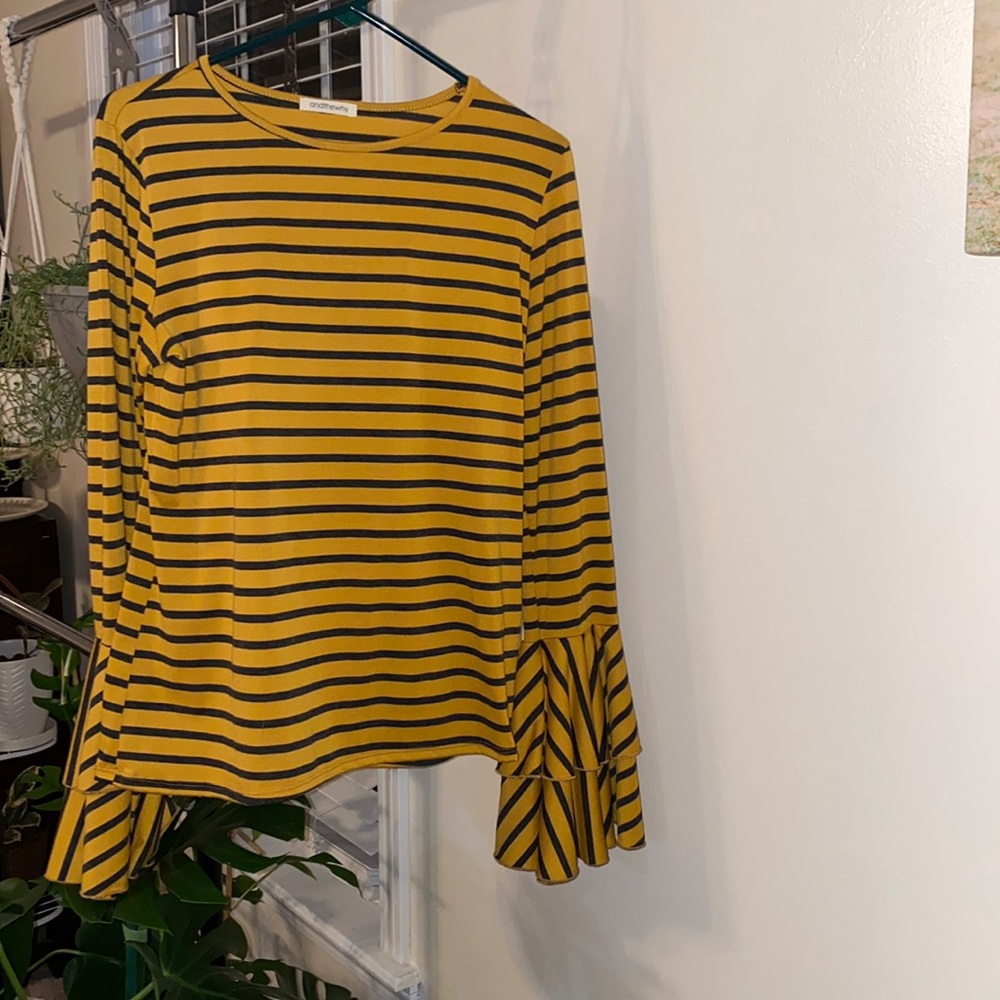NWOT. Size LARGE. Bell sleeves.